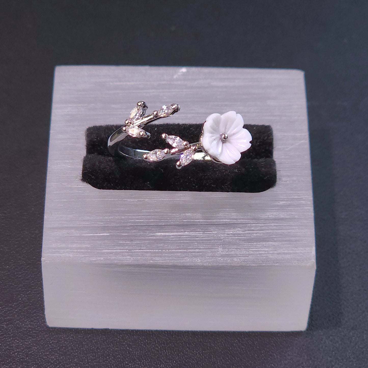 Ring｜Blooming White Floral Open Ring | Adjustable Statement Ring