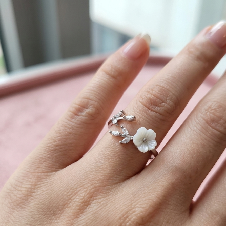 Ring｜Blooming White Floral Open Ring | Adjustable Statement Ring